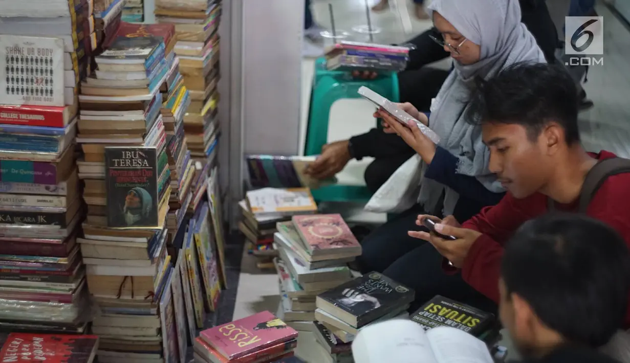 Pengunjung memilih buku yang dijual di Pasar Buku Jakbook Kenari, Jakarta, Rabu (28/8/2019). Pasar yang sebelumnya sepi itu kini mulai diramaikan oleh pengunjung untuk membeli buku dengan harga miring atau hanya sekadar melihat-lihat. (Liputan6.com/Immanuel Antonius)
