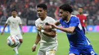 Pemain Persija Jakarta, Aji Kusuma (kiri) berebut bola dengan pemain PSIS Semarang, Reza Heidari pada laga turnamen mini RCTI Premium Sports di Jakarta International Stadium (JIS), Jakarta, Kamis (30/5/2024). (Bola.com/Abdul Aziz)