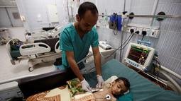 Perawat memeriksa seorang bocah di sebuah unit perawatan intensif sebuah RS di Sanaa, Yaman pada 27 September 2016. PBB mencatat lebih dari setengah penduduk Yaman tidak memiliki cukup makanan. (REUTERS/Khaled Abdullah)