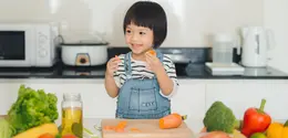 ilustrasi anak makan sayur/copyright By Makistock from Shutterstock