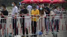 Warga mengenakan masker untuk membantu memutus rantai penyebaran virus corona saat antre menerima vaksin Sinopharm COVID-19 di Central Business District di Beijing, Rabu (2/6/2021). Sinopharm menjadi vaksin pertama dari negara non-Barat yang mendapatkan persetujuan dari WHO. (AP Photo/Andy Wong)