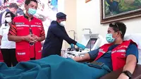 Sandiaga Uno menjalani donor konvalesen di PMI Kramat. (dok. Biro Humas dan Komunikasi Publik Kemenparekraf)