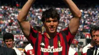 Bersama Rossonerri, kemampuan mengolah Si Kulit Bundar Van Basten semakin meningkat. Ia mampu membawa pulang tiga trofi Ballon d’Or yakni pada 1988, 1989, serta 1992.( pinterest.com)