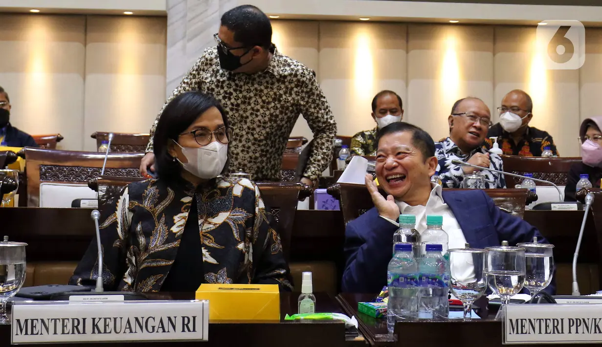 Menteri Keuangan Sri Mulyani (kiri) bersama Menteri PPN/Kepala Bappenas Suharso Monoarfa (kanan) saat rapat kerja dengan Komisi XI DPR di Jakarta, Rabu (8/6/2022). Rapat tersebut terkait pengambilan keputusan mengenai asumsi dasar dalam pembicaraan pendahuluan RAPBN Tahun Anggaran 2023. (Liputan6.com/Angga Yuniar)