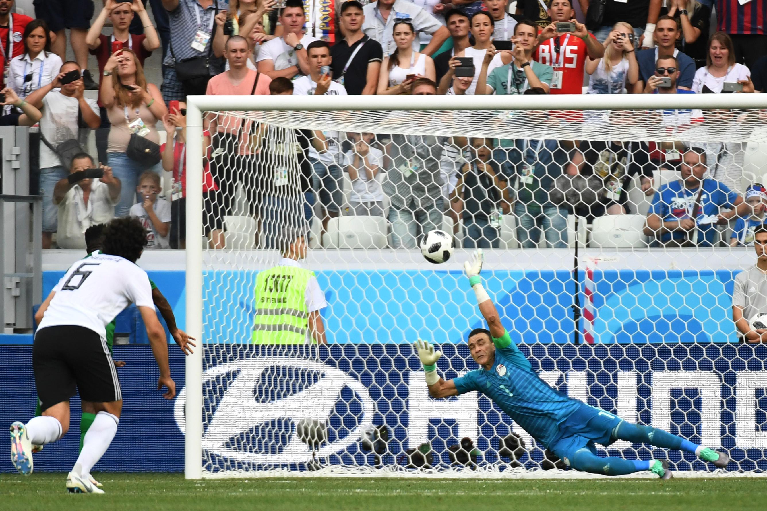 Kiper Mesir Essam El Hadary mementahkan penalti penggawa Arab Saudi Fahad Al-Muwallad pada partai Grup A Piala Dunia 2018 di Volgograd Stadium, Senin (25/6/2018). (AFP/Philippe Desmazes)