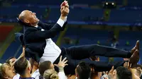 Pemain Real Madrid mengangkat pelatihnya, Zinedine Zidane, setelah meraih trofi Liga Champions ke-11 dalam final di Stadion San Siro, Milan, Minggu (29/5/2016) dini hari WIB. (Reuters/Kai Pfaffenbach)