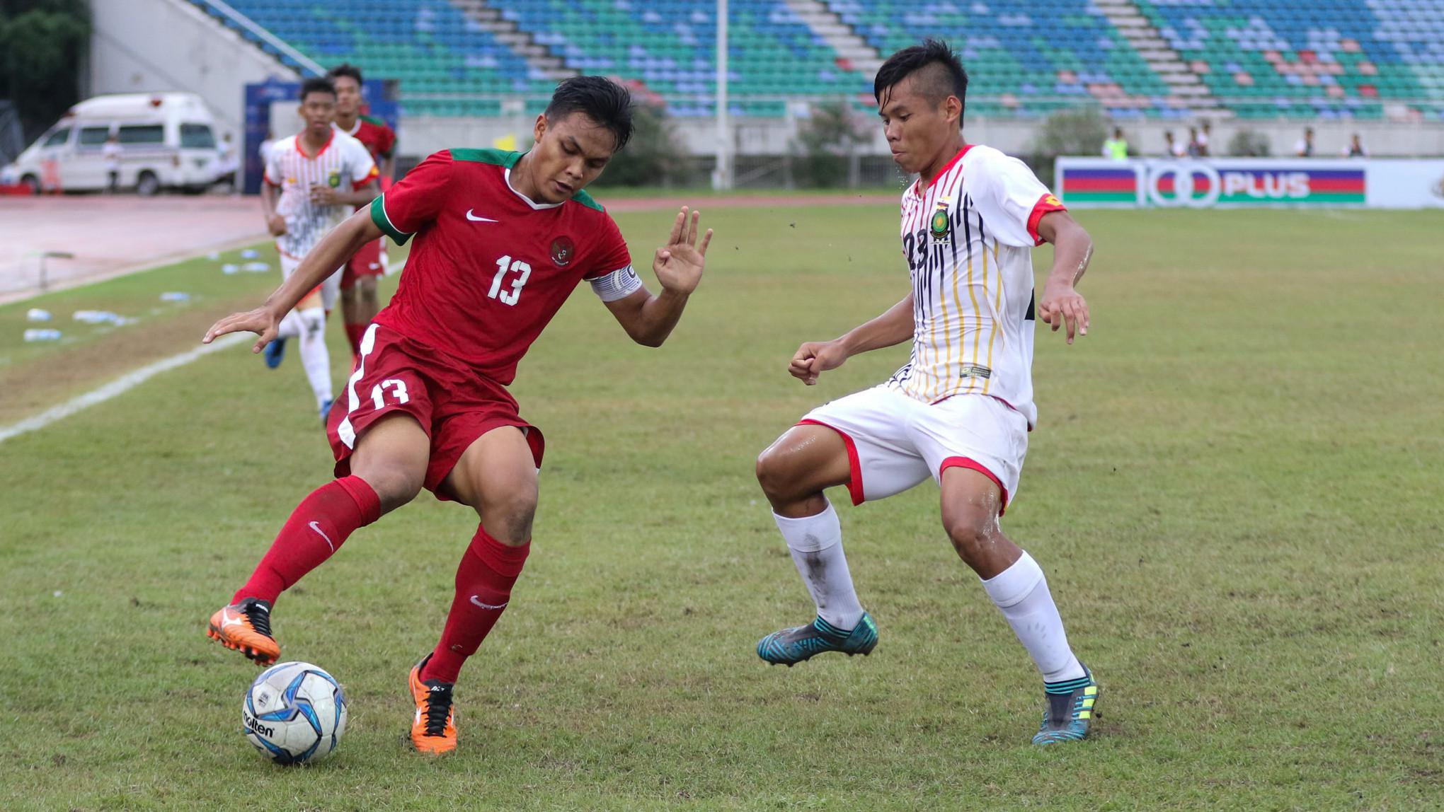 Kapten timnas Indonesia U-19, Rachmat Irianto beraksi saat melawan Brunei pada laga Grup B Piala AFF U-18 2017. Timnas U-19 menang delapan gol tanpa balas di Thuwunna Stadium, Rabu (13/9/2017). (Liputan6.com/Yoppy Renato)