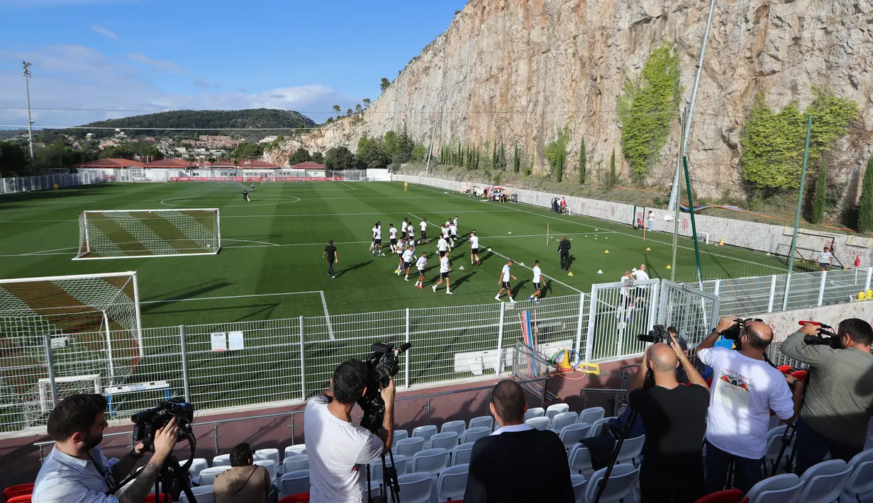 Suasana latihan AS Monaco bersama pelatih baru Thierry Henry di La Turbie, Monaco, Jumat (19/10/2018). Thierry Henry menggantikan posisi Leonardo Jardim yang baru saja dipecat pada awal musim ini. (AFP/Valery Hache)