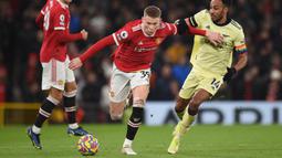 Scott McTominay memiliki peran besar menjaga kontrol permainan di lini tengah MU. Ia juga mampu memaksimalkan kekuatan fisiknya dengan sangat baik. Hal tersebut terbukti dengan memenangkan 8 duel darat, 6 duel udara, 6 tekel, satu intersep, dan melakukan 3 kali clearance. (AFP/Oli Scarff)