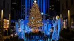 Lebih dari 50.000 lampu menghiasi Pohon Natal Rockefeller Center setinggi 75 kaki pada upacara tahunan pencahayaan di New York, Rabu (2/11/2020). Upacara yang digelar pada masa pandemi COVID-19 ini mewajibkan pengunjung untuk memakai masker, pembatasan waktu, dan jaga jarak. (AP Photo/Craig Ruttle)