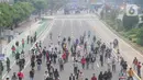 Petugas Brimob Polri menembakkan gas air mata untuk membubarkan massa usai terjadi lemparan batu di Jalan MH Thamrin, Jakarta, Selas (13/10/2020). Massa pengunjuk rasa yang menolak Omnibus Law akhirnya dibubarkan aparat. (merdeka.com/Arie Basuki)