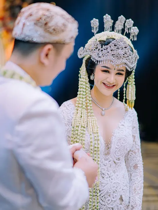 <p>Melihat di kolom komentar, banyak teman selebriti dan warganet memberikan ucapan untuk Hana. &ldquo;Congraaatts beautiful,&rdquo; tulis Memes Prameswari. &ldquo;Congrats sayangkuuu,&rdquo; tulis Anggita Sari. [Instagram/azter.art]</p>