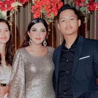 Diterima baik di keluarga Azriel Hermansyah, ini adalah potret kebersamaan Sarah Menzel dan Ashanty saat acara ulang tahun Ashanty pada November 2021 lalu. Sudah sangat dekat dengan keluarga kekasih, Sarah Menzel didoakan langgeng dengan Azriel Hermansyah dan didoakan segera melaju ke pelaminan. Melalui laman Instagramnya, Ashanty cukup sering unggah potret bareng calon menantunya itu. (Liputan6.com/IG/@ashanty_ash)