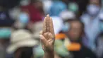 Pengunjuk rasa antipemerintah memberi penghormatan tiga jari sebagai simbol perlawanan saat berbaris dari Monumen Demokrasi ke rumah pemerintah di Bangkok, Thailand, Rabu (14/10/2020). Pengunjuk rasa berkumpul untuk rapat umum yang direncanakan di Monumen Demokrasi Bangkok. (AP Photo/Sakchai Lalit)