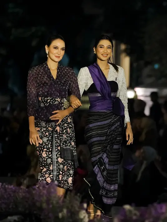<p>Luna Maya dan Mikha Tambayong menjadi dua artis tanah air yang turut melenggang di runway Istana Berbatik tadi malam, Minggu (1/10/2023). [Foto: Instagram/lunamaya]</p>
