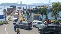 Antrean kendaraan yang hendak menyebrang ke Pulau Bali melalui Pelabuhan Ketapang Banyuwangi (Istimewa)