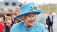 Ratu Inggris Elizabeth II saat menghadiri peresmian jembatan Queensferry, Skotlandia, Minggu (4/9). Pembangunan jembatan ini telah menghabiskan lebih dari 22,6 Triliun rupiah. (Andrew Milligan/PA via AP)