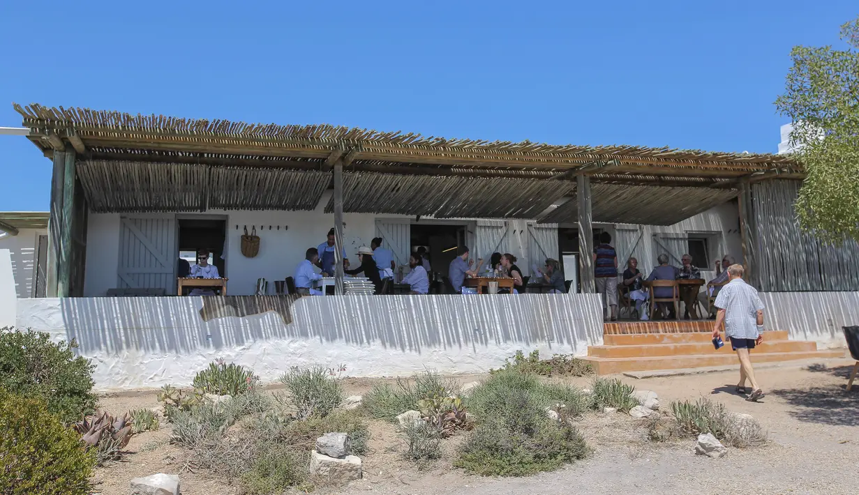 Gambar pada 24 Februari 2019 memperlihatkan pemandangan dari restoran bernama Wolfgat di Paternoster, Afrika Selatan. Restoran kecil ini berhasil dinobatkan sebagai restoran terbaik di dunia versi World Restaurant Award 2019. (Halden Krog/AFP)