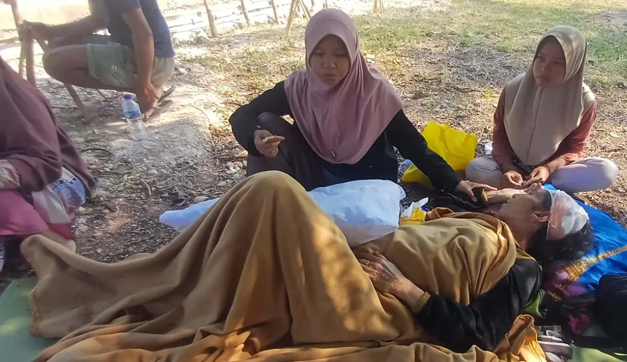 Seorang penyintas gempa dirawat di luar puskesmas di Riung, provinsi Nusa Tenggara Timur, Indonesia, Sabtu, 15 Agustus 2026. (AP Photo/Ditho Wahyudin)