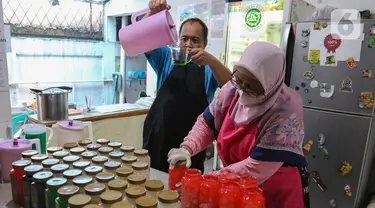 Eny bersama suaminya membuat olahan kolang kaling di industri rumahan Kolkal Griya  miliknya di Cimanggis, Depok, Jawa Barat, Rabu (13/3/2024). (merdeka.com/Arie Basuki)