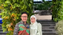 Arie Untung dan Fenita Arie tetap hangat meski sudah 17 tahun bersama (Instagram/fenitarie)