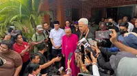 Calon presiden (capres) Ganjar Pranowo menemui langsung Uskup Agung Merauke Mgr. Petrus Canisius Mandagi MSC di Merauke, Papua Selatan. (Nanda Perdana).