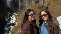 Nikita Willy dan Nona Willy tampil kompak mengenakan pakaian serba coklat saat liburan ke Jepang. Lengkap dengan kacamatanya. [@nonawilly16]