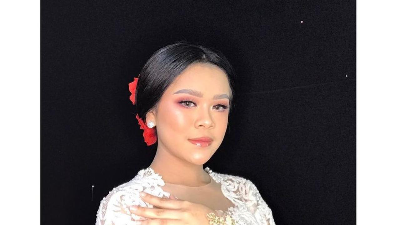 Pakai Kebaya Warna Putih