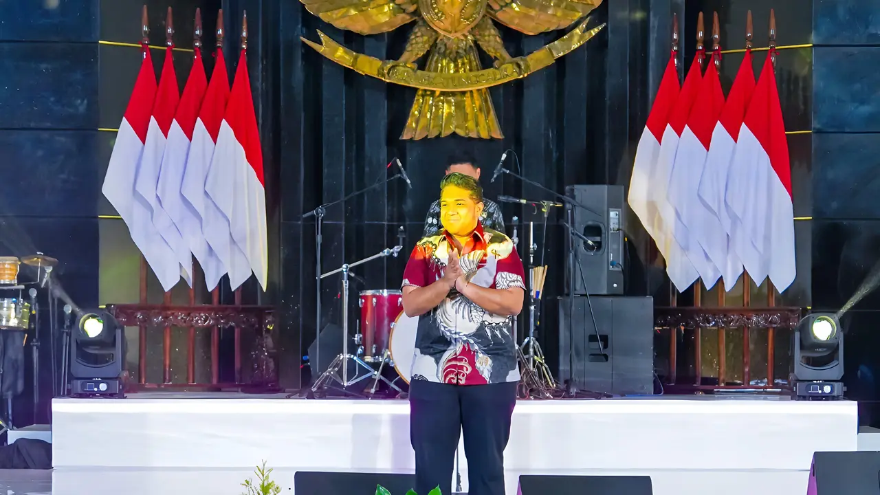 Anggota DPRD DKI Jakarta dari Fraksi PSI, Justin Adrian Untayana, meraih penghargaan Dewan Terpopuler Pria dalam ajang Badan Kehormatan (BK) Award DPRD DKI Jakarta