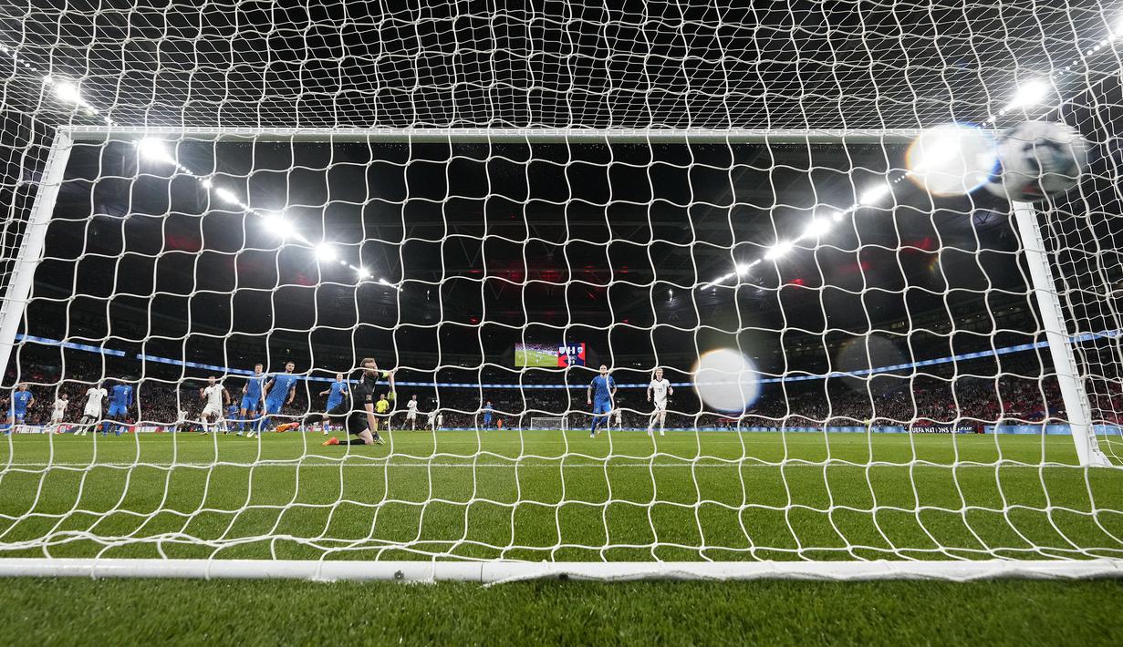 Pemain Inggris, Harry Kane mencetak gol ke gawang Finlandia saat laga UEFA Nations League 2024 di Satdion Wembley, London, Rabu (11/09/2024) WIB. (AP Photo/Frank Augstein)