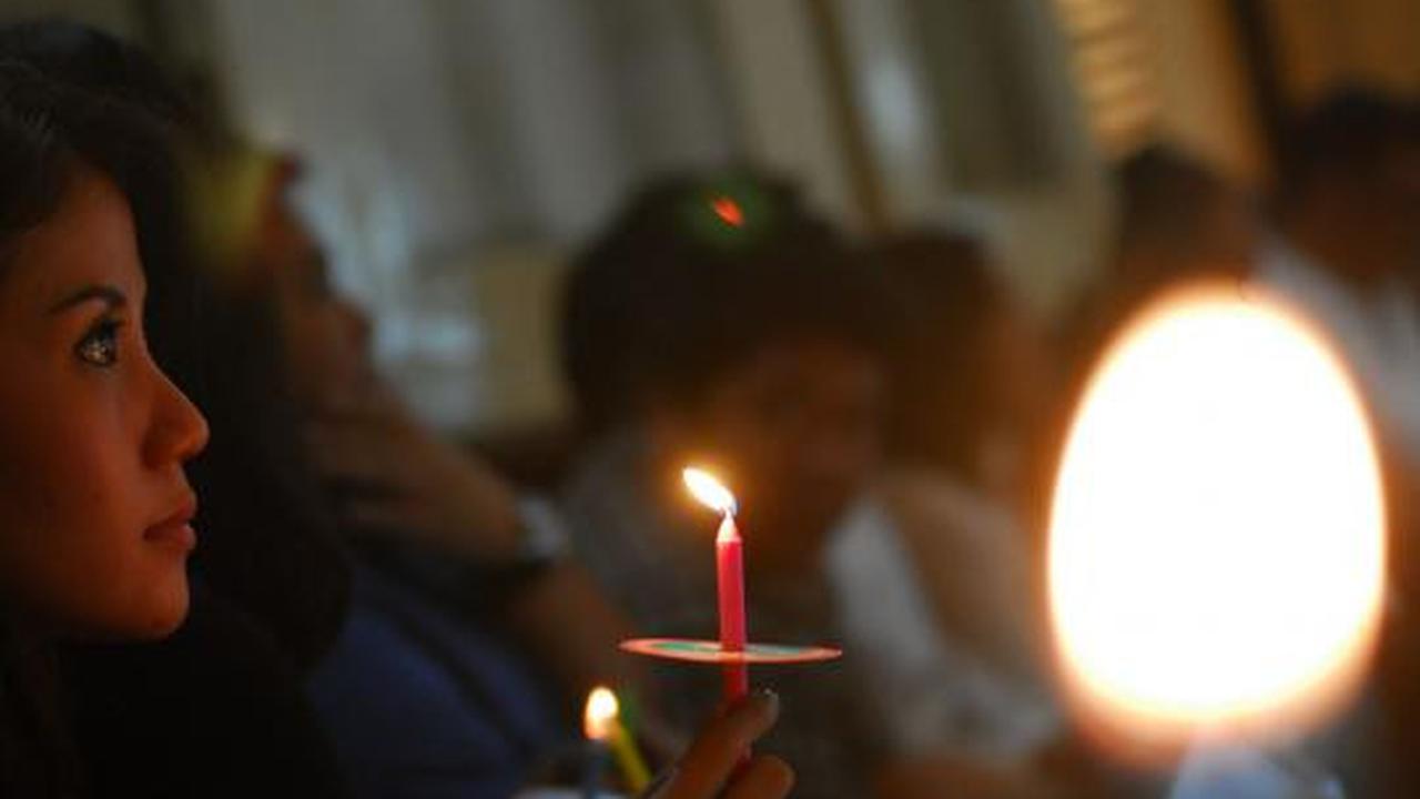 Umat Kristiani di Jakarta lakukan ibadah malam Natal