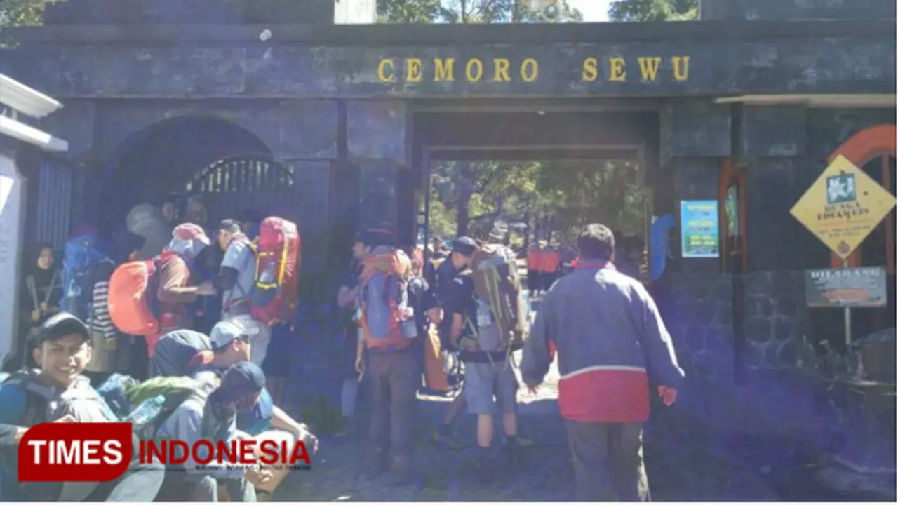 Gunung Lawu Dipenuhi Pendaki yang akan Rayakan HUT RI
