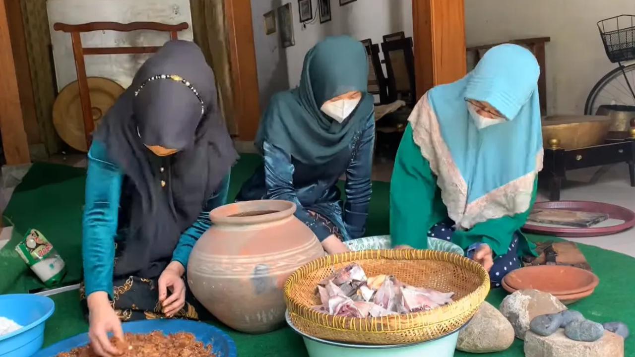 Ikan Dibersihkan dan Dikeringkan