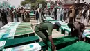 Warga Yaman menghadiri pemakaman puluhan bocah korban serangan koalisi Arab Saudi, di Saada, Senin (13/8). Pejabat pemerintah setempat mengatakan sebanyak 51 orang, termasuk 40 anak berusia 10 - 13 tahun tewas dalam serangan tersebut. (AP/Hani Mohammed)