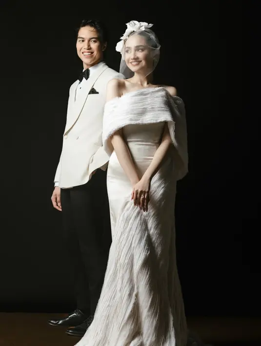 El Rumi tampak gagah sebagai pengantin pria dengan setelan jas putih dan celana hitam [@syifahadju]