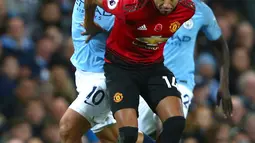 Striker Manchester City, Sergio Aguero berusaha merebut bola yang dibawa striker MU, Jesse Lingard saat bertanding pada lanjutan Liga Inggrid di stadion Etihad, Manchester (11/11). City menang 3-1 atas MU. (AP Photo/Dave Thompson)