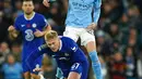 Pemain Manchester City Cole Palmer (atas) berebut bola dengan pemain Chelsea Lewis Hall pada pertandingan sepak bola putaran ketiga Piala Liga Inggris atau Carabao Cup di Etihad Stadium, Manchester, Inggris, 9 November 2022. Manchester City menang 2-0. (AP Photo/Dave Thompson)