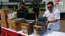 Petugas merapikan barang bukti produk elektronik ilegal saat konferensi pers di Kantor Pusat Bea Cukai, Jakarta, Selasa (30/4/2019). Barang bukti yang disita oleh Dirjen Bea dan Cukai Kemkeu adalah telepon genggam, laptop, tablet dan lainnya. (Liputan6.com/Angga Yuniar)