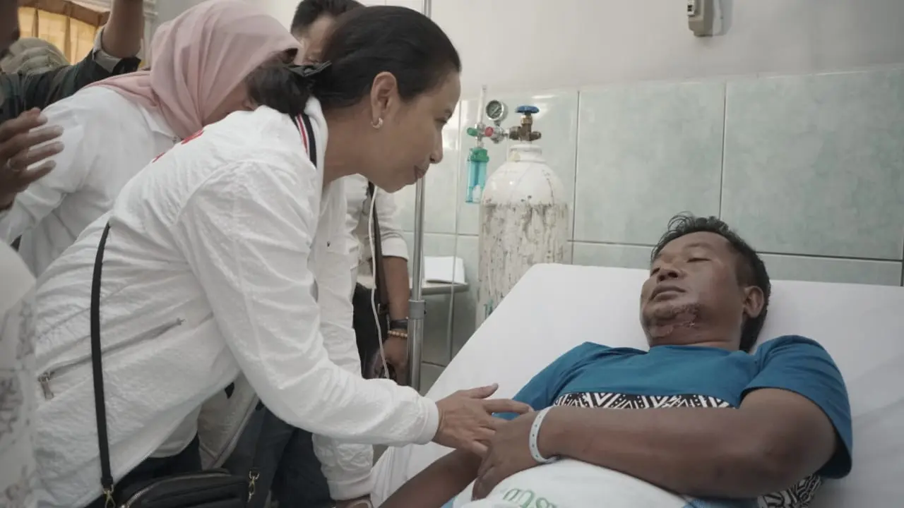 Menteri Badan Usaha Milik Negara (BUMN) Rini Soemarno menunjukan keprihatinannya dengan meninjau langsung kondisi korban yang dievakuasi ke RSUD Chasan Boesoeirie Kota Ternate. Dok Kementerian BUMN.