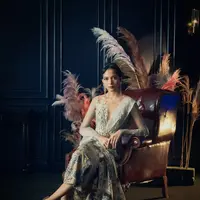 Putri Marino tampil elegan mengenakan kebaya modifikasi dari Sapto Djojokartiko. Kebaya putih brukat ini dipadukan dengan rok batik satin dari Iwan Tirta [@hagaipakan]