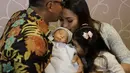Presenter Dr. OZ Indonesia Reisa Broto Asmoro didampingi suaminya Tedjodiningrat Brotoasmoro berfoto bersama dua anaknya di Jakarta, Senin (26/3). Anak kedua Reisa itu lahir dengan berat 3.150 gram dan panjang 47 cm. (Liputan6.com/Faizal Fanani)