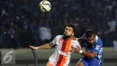 Bek PBFC, Diego Michel (kiri) berebut bola dengan penyerang Persib, Zulham Zamrun saat laga kedua Perdelapan Final Piala Presiden 2015 di Stadion Si Jalak Harupat, Bandung, Sabtu (26/9/2015). PBFC kalah 1-2. (Liputan6.com/Helmi Fithriansyah)