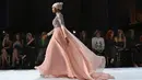 Model Halima Aden berjalan di atas catwalk menggenakan busana rancangan Sherri Hill Show selama New York Fashion Week 2019 di New York City (8/2). Halima merupakan model berhijab keturunan Amerika-Somalia. (AFP Photo/Ben Gabbe)