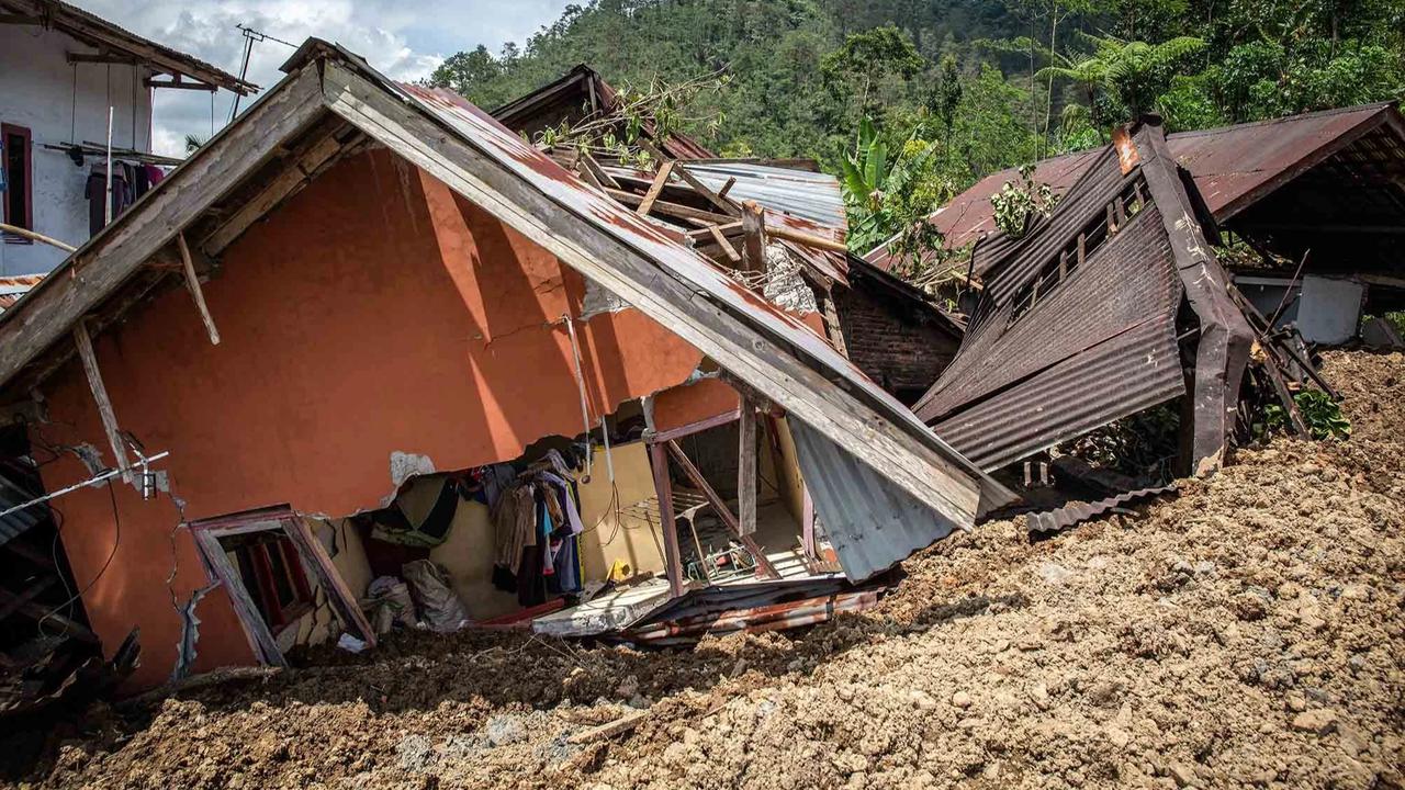 FOTO: Longsor Banjarnegara, Evakuasi Korban Terkendala Kondisi Tanah Masih Labil