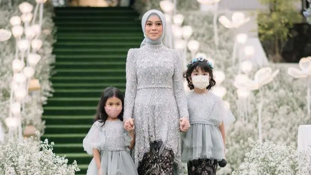 9 Inspirasi Kebaya Payet untuk Lamaran, Glamor Bersahaja