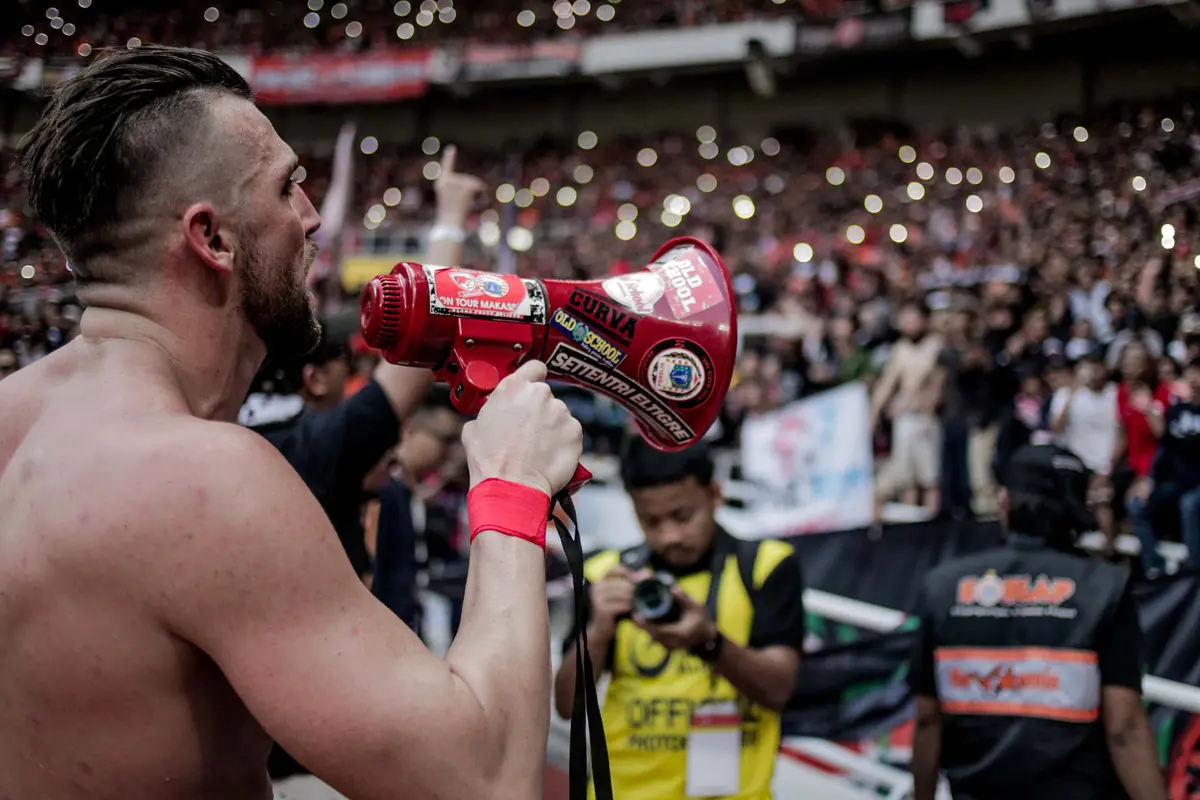 Buka Baju, Marko Simic Sapa The Jakmania Usai Pertandingan