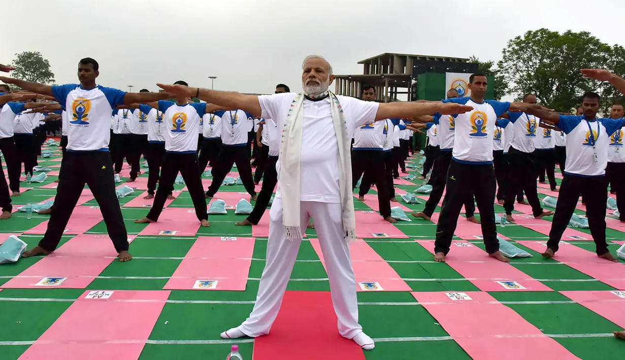 PM India, Narendra Modi mengikuti yoga di Capitol Complex di Chandigarh, India pada 21 Juni 2016. PM India ini rutin yoga. Narendra Modi pernah memimpin yoga massal di New Delhi merayakan hari Yoga Internasional yang pertama. (AFP PHOTO/PIB)