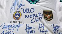 Jersey bertandatangan pemain Timnas Indonesia U-20 untuk Ketua Umum PSSI, Mochamad Iriawan saat latihan terbuka untuk Piala Asia U-20 2023 di Lapangan C, Kompleks Stadion Utama Gelora Bung Karno (SUGBK), Jakarta, Rabu (08/02/2023). Ajang ini akan berlangsung pada 1 Maret 2023 mendatang. (Bola.com/Bagaskara Lazuardi)