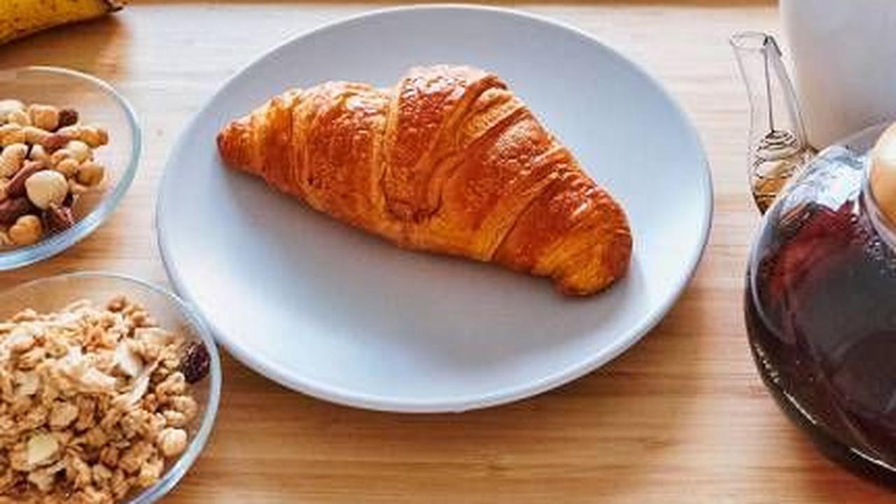 40. "All happiness depends on a leisurely breakfast." -John Gunther<br>(Semua kebahagiaan bergantung pada sarapan yang tidak tergesa-gesa)<br>
