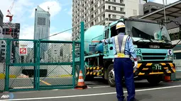 Sebuah truk meninggalkan proyek konstruksi pembangunan akses jalan menuju pusat kota Tokyo Olympic Village 2020. (AFP/ Toru Yamanaka/wwn)